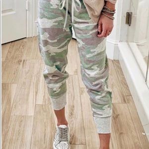 Comfy soft camo joggers with pockets